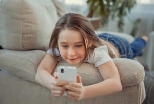 children learn French with their smartphone