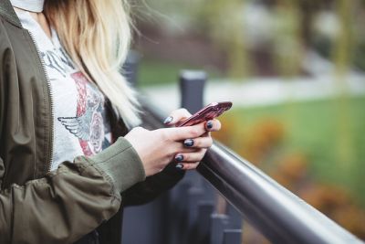 Laer sprog med Babbel - girl with smartphone