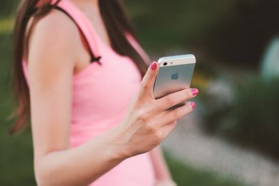 Woman learning Polish with Babbel on smartphone