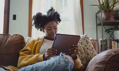 Vrouw leert op de tablet met een taalcursus Dari voor beginners