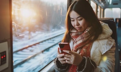 Filippinsk laere paa pendlertur med mobil