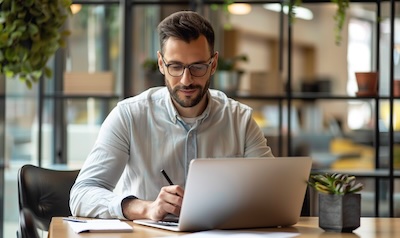 Mann lærer avansert dansk forretningsspråk på jobb