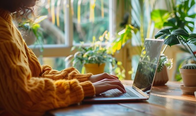 norsk person laerer kurdisk nettbasert kurs hjemme
