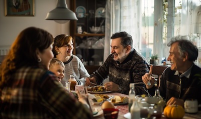 Nordmann ved middagsbordet sammen med en rumensk familie