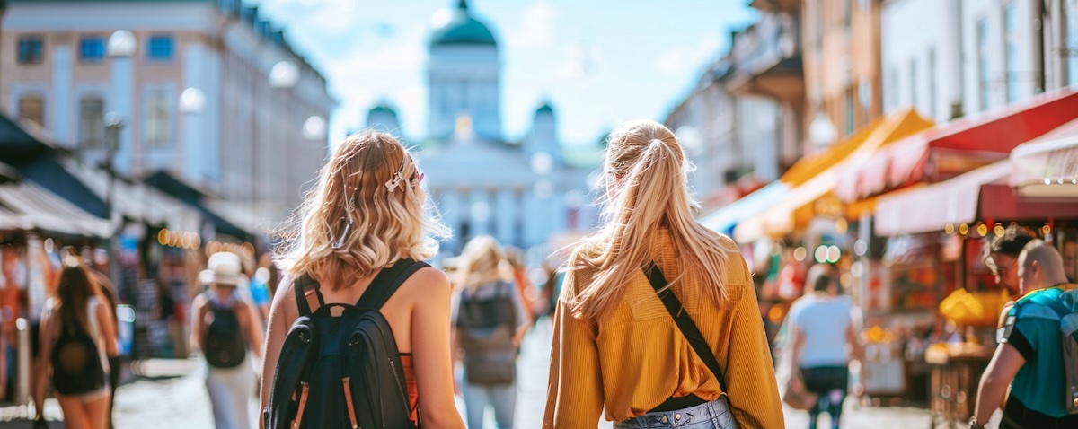 Nordmann og finne hilser på hverandre på torget i Helsingfors