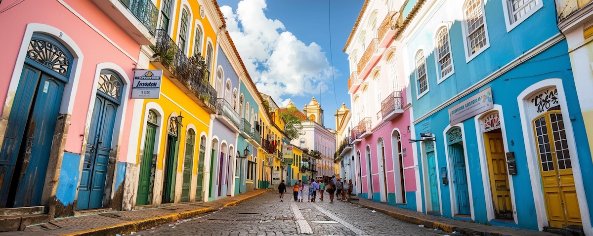 Fargerik gate i Salvador i Brasil med portugisiske skilt, der portugisisk er det offisielle språket