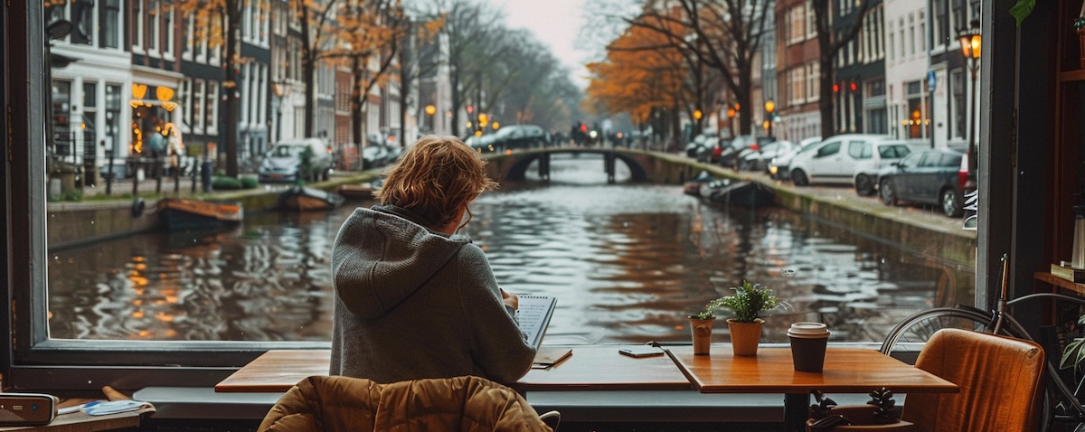Person øver på nederlandske fraser ved en kanal i Amsterdam