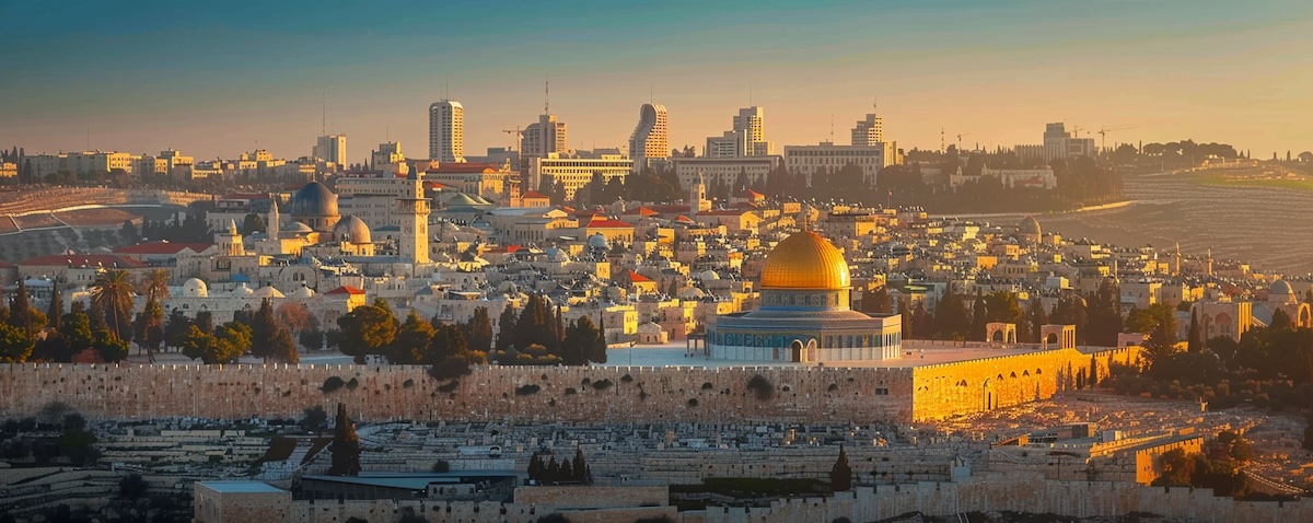 Trespråklig veiskilt i Israel med hebraisk, arabisk og engelsk tekst som peker mot Jerusalem
