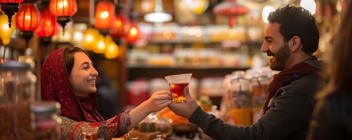 Turkish phrases: a tourist ordering tea in Turkish at a bazaar in Istanbul